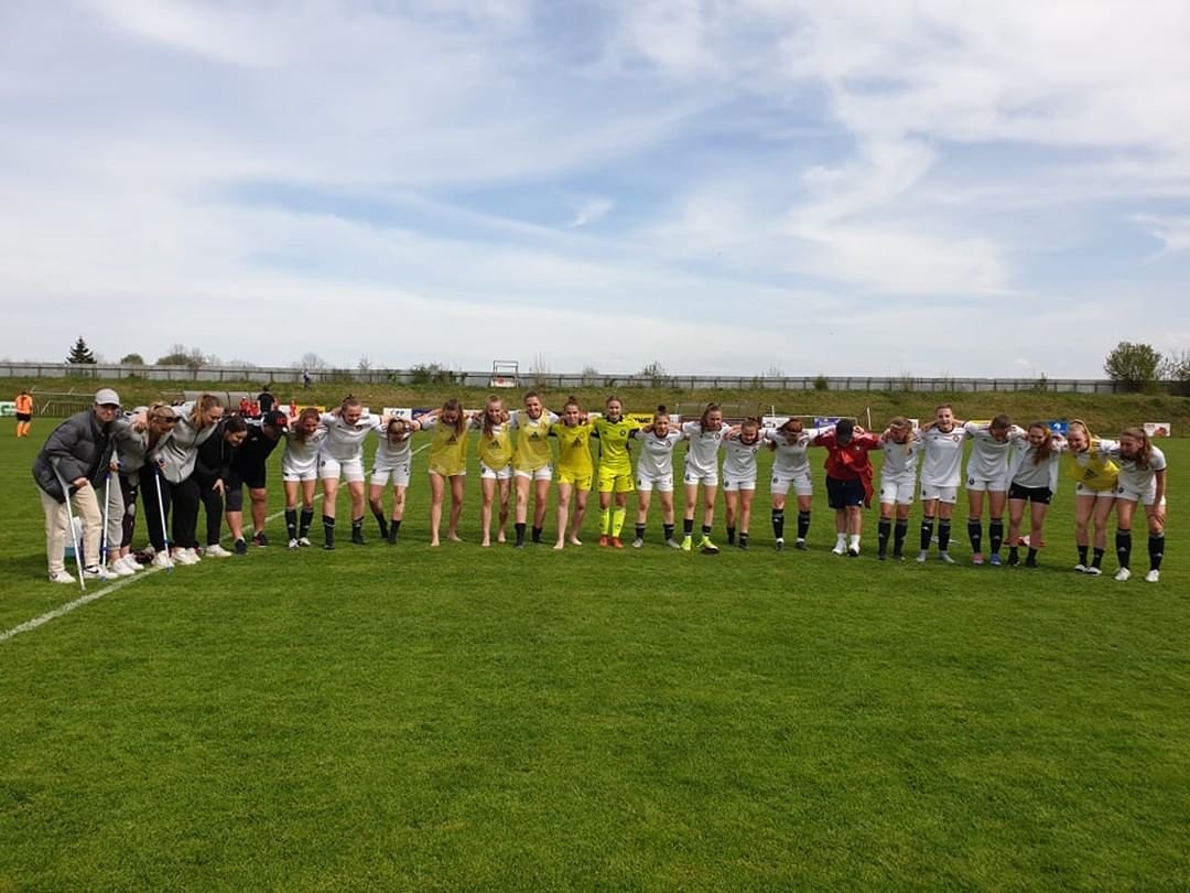 ⚽ WU18 | Dorostenky vyhrály v Pardubicích 5:0! Již první půle skončila rozdílem čtyř gólů. Branky: Švíbková 2, Matušková, Jakubů, Dvořáková. A protože Slovácko dnes obralo o body Slavii, vedou sparťanky dvě kola před koncem ligu s náskokem pěti bodů právě před Slavií. Příští kolo tak již o titulu může být rozhodnuto!

#acsparta #holkytaky #WU18